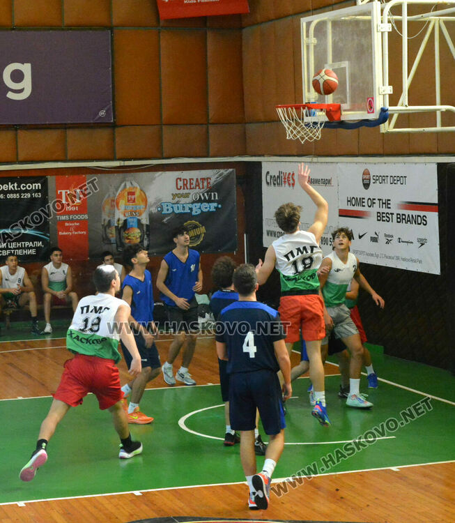 Математиците победиха финансистите във финала на баскетболното първенство за ученици