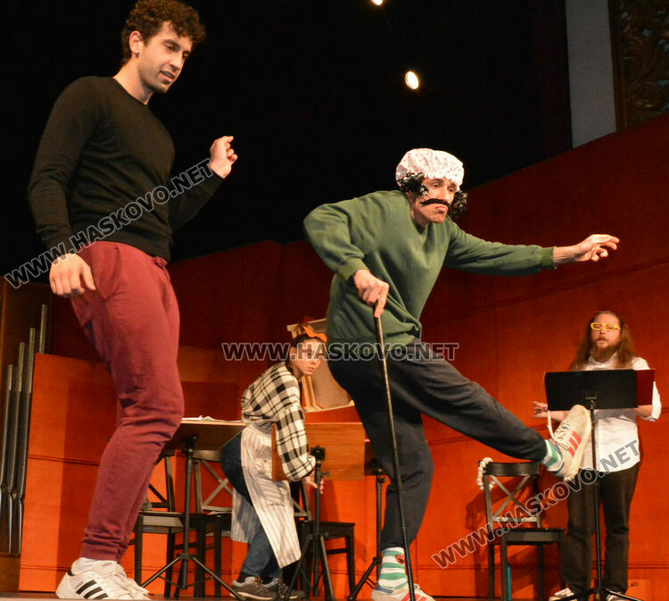 Режисьорският дебют на Теди Москов в Хасково с авторския спектакъл „Любов в сеното“