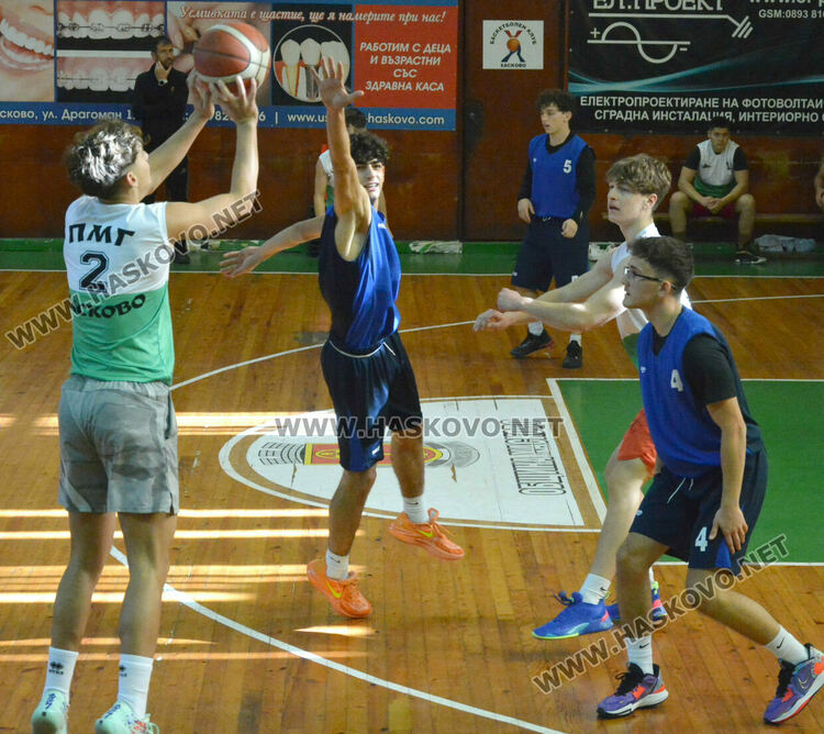 Математиците победиха финансистите във финала на баскетболното първенство за ученици