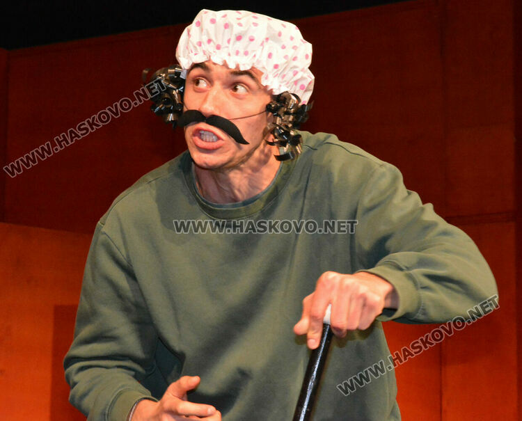 Режисьорският дебют на Теди Москов в Хасково с авторския спектакъл „Любов в сеното“