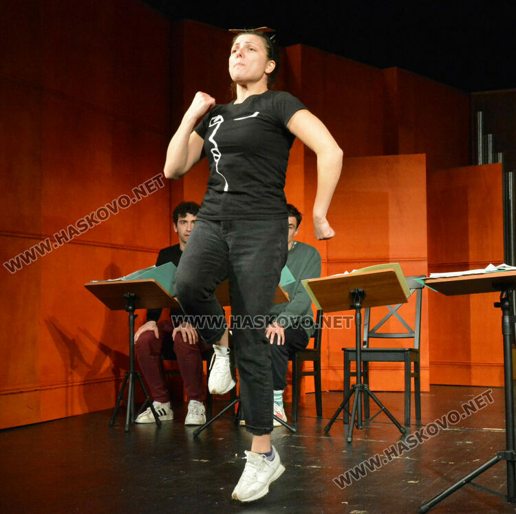 Режисьорският дебют на Теди Москов в Хасково с авторския спектакъл „Любов в сеното“