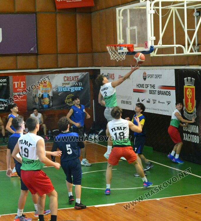 Математиците победиха финансистите във финала на баскетболното първенство за ученици