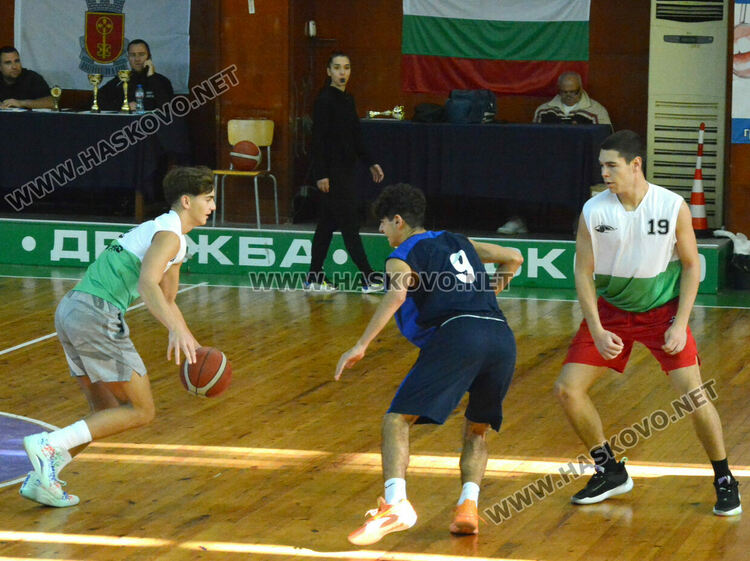 Математиците победиха финансистите във финала на баскетболното първенство за ученици