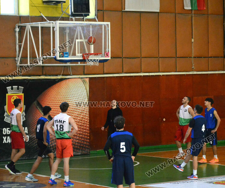 Математиците победиха финансистите във финала на баскетболното първенство за ученици