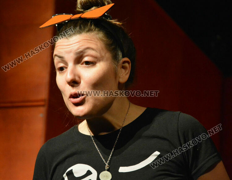 Режисьорският дебют на Теди Москов в Хасково с авторския спектакъл „Любов в сеното“