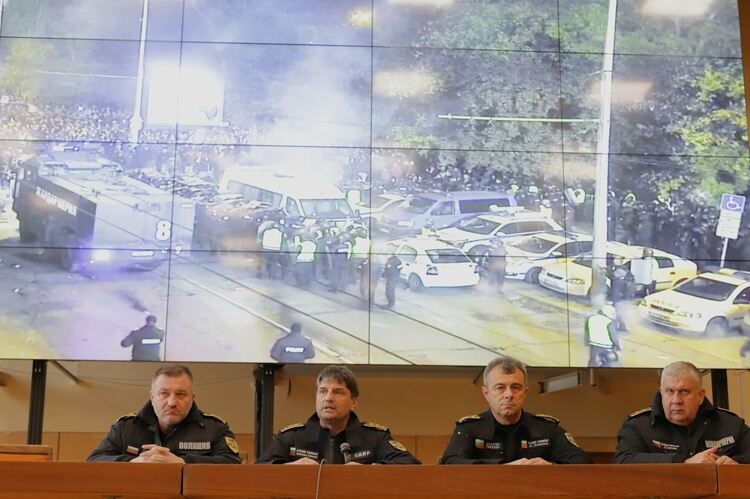 33-ма задържани след сблъсъци между футболните фенове и полицията снощи