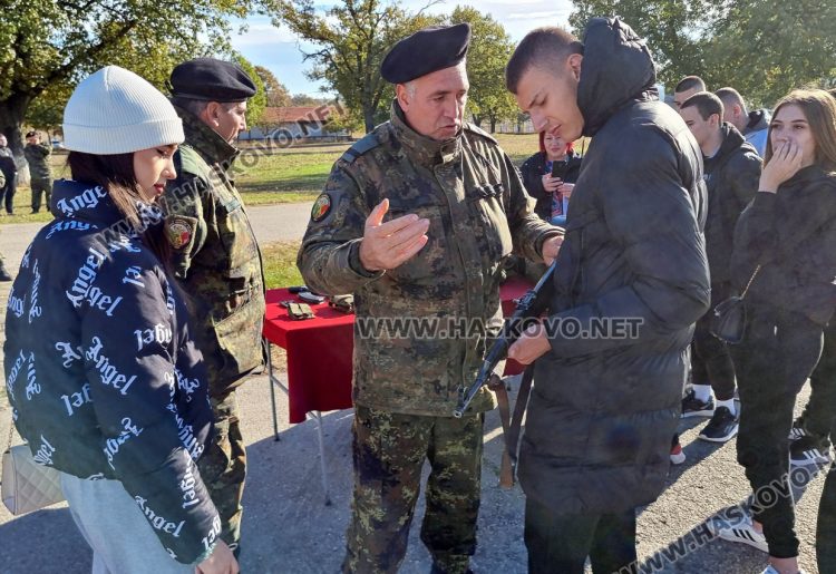 Ученици влязоха във военното поделение край хасковското  с. Корен 