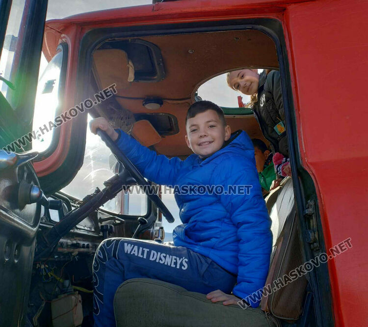 Ученици влязоха във военното поделение край хасковското  с. Корен 