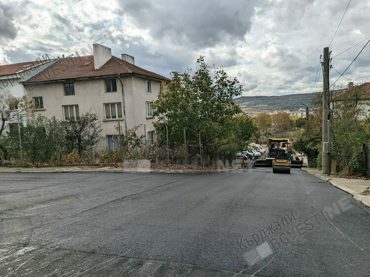 Днес завършиха асфалтиране на улица в кв."Орфей" в Момчилград