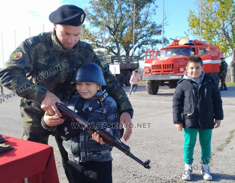 Ученици влязоха във военното поделение край хасковското  с. Корен 