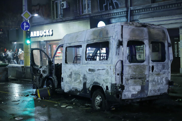 33-ма задържани след сблъсъци между футболните фенове и полицията снощи