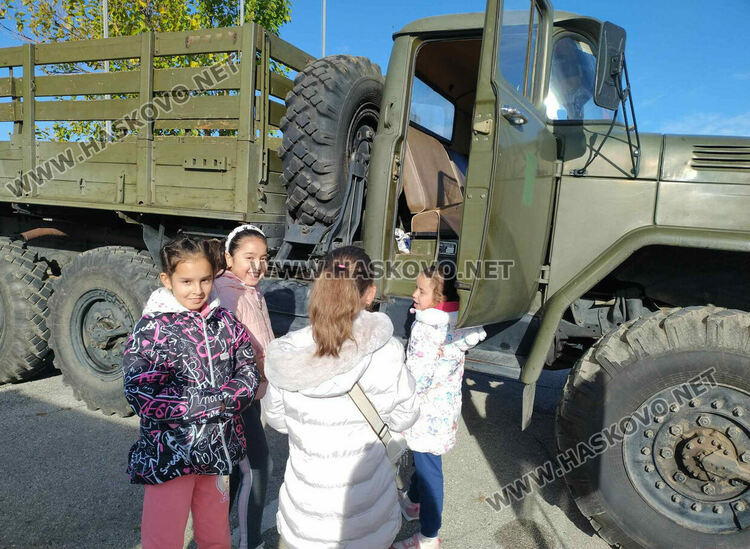 Ученици влязоха във военното поделение край хасковското  с. Корен 