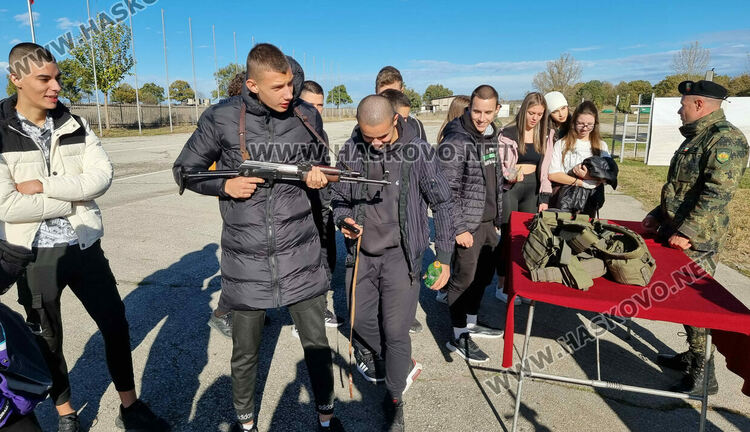 Ученици влязоха във военното поделение край хасковското  с. Корен 