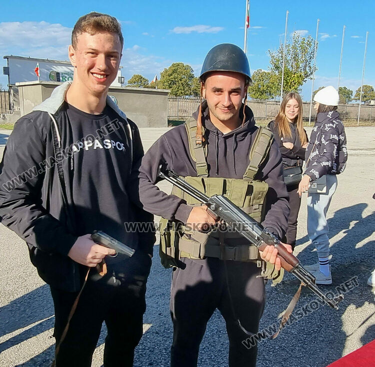 Ученици влязоха във военното поделение край хасковското  с. Корен 