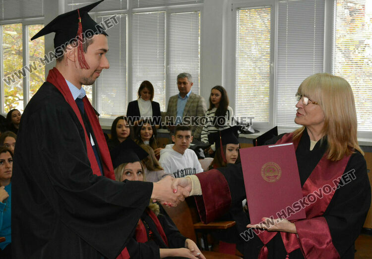  204 магистри и бакалаври се дипломираха в Центъра на УНСС в Хасково