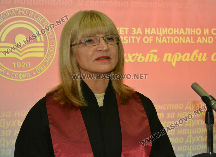  204 магистри и бакалаври се дипломираха в Центъра на УНСС в Хасково