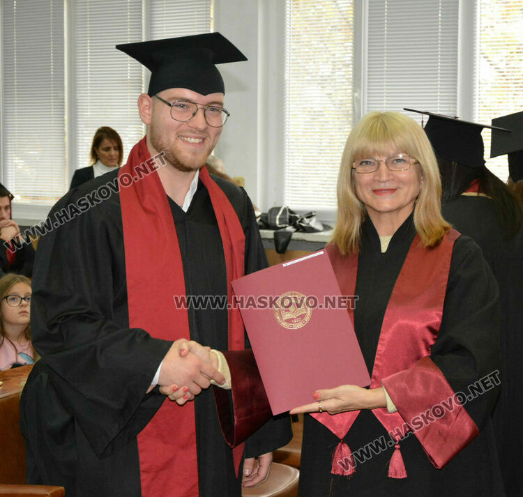  204 магистри и бакалаври се дипломираха в Центъра на УНСС в Хасково