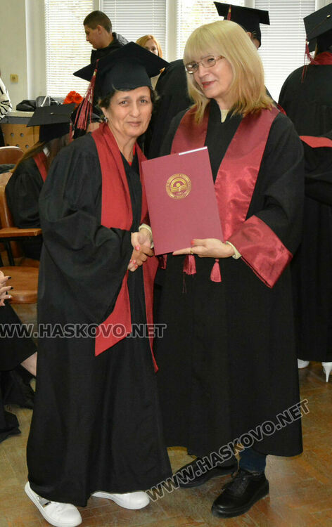  204 магистри и бакалаври се дипломираха в Центъра на УНСС в Хасково