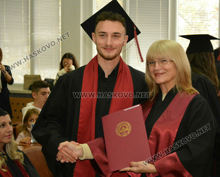  204 магистри и бакалаври се дипломираха в Центъра на УНСС в Хасково
