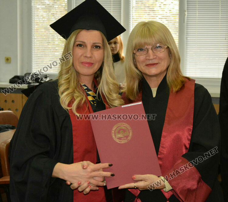  204 магистри и бакалаври се дипломираха в Центъра на УНСС в Хасково