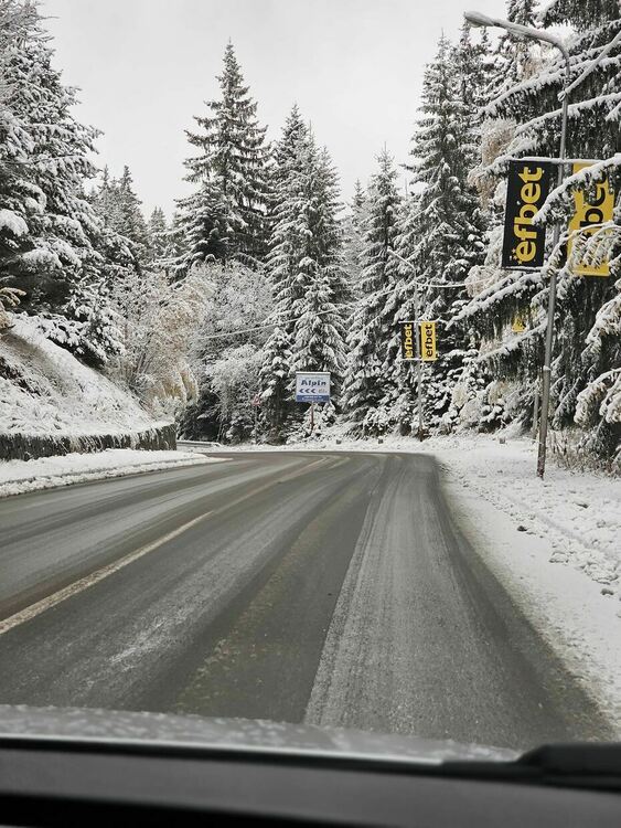 Честит първи сяг! Пътищата по проходите не  са за летни гуми 
