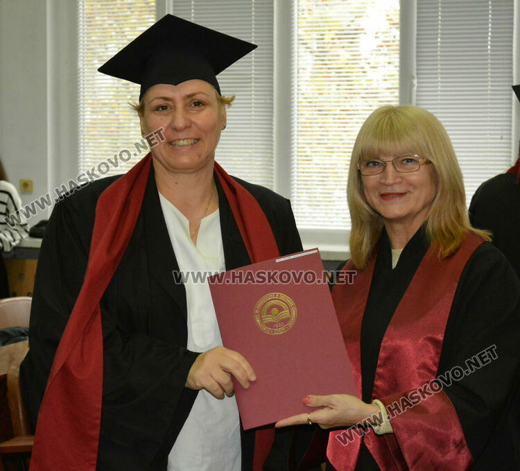  204 магистри и бакалаври се дипломираха в Центъра на УНСС в Хасково