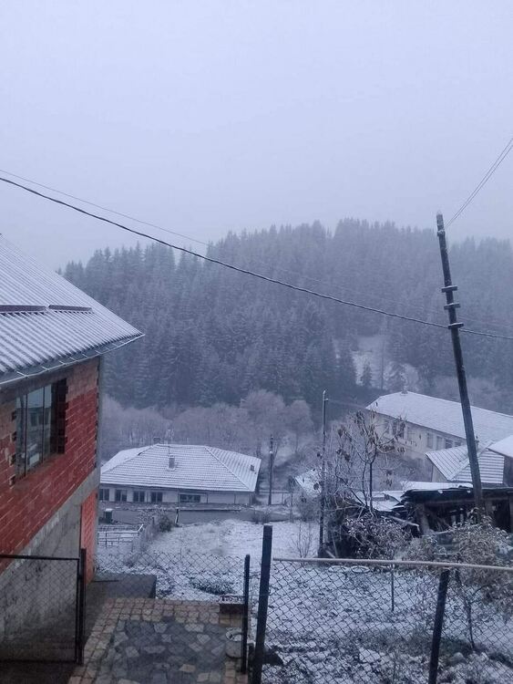 Честит първи сяг! Пътищата по проходите не  са за летни гуми 