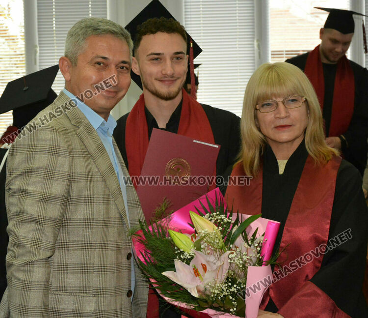  204 магистри и бакалаври се дипломираха в Центъра на УНСС в Хасково