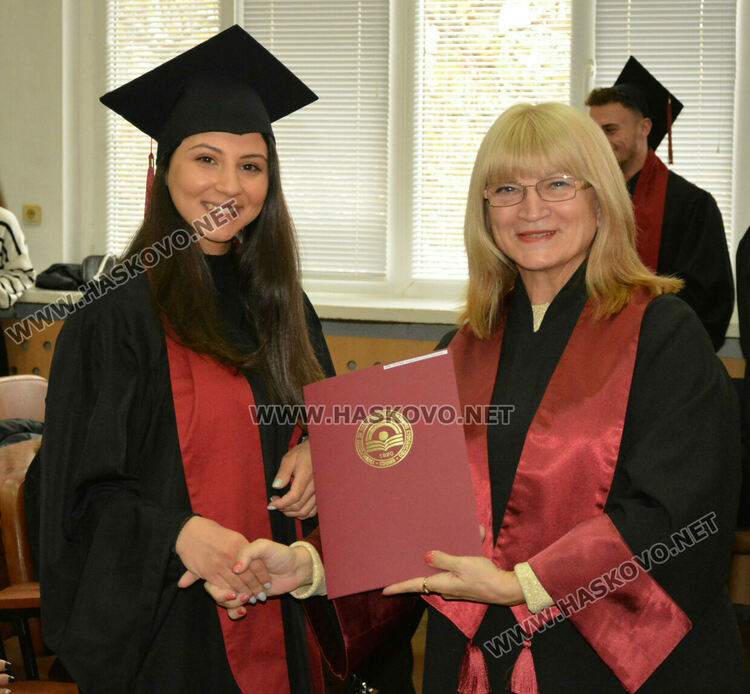  204 магистри и бакалаври се дипломираха в Центъра на УНСС в Хасково