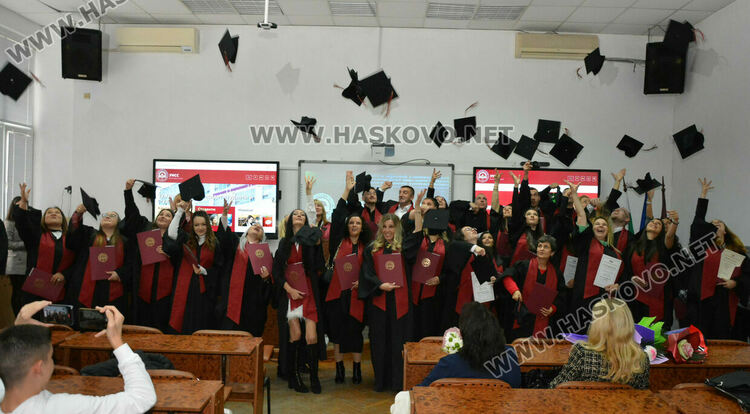  204 магистри и бакалаври се дипломираха в Центъра на УНСС в Хасково