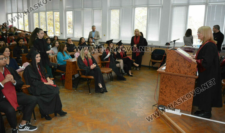  204 магистри и бакалаври се дипломираха в Центъра на УНСС в Хасково