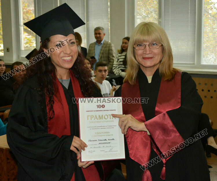  204 магистри и бакалаври се дипломираха в Центъра на УНСС в Хасково