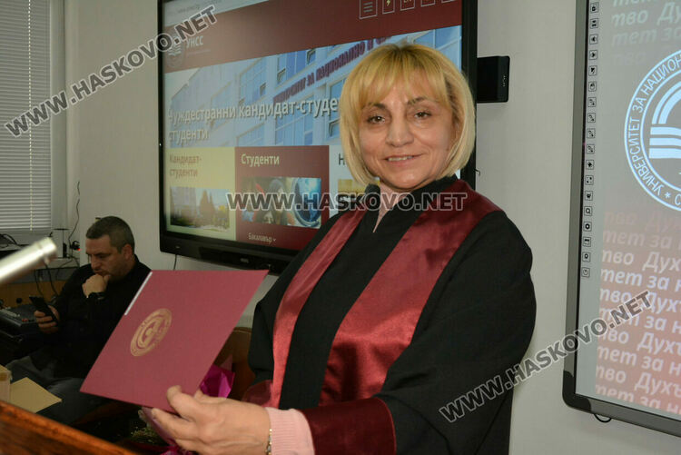  204 магистри и бакалаври се дипломираха в Центъра на УНСС в Хасково