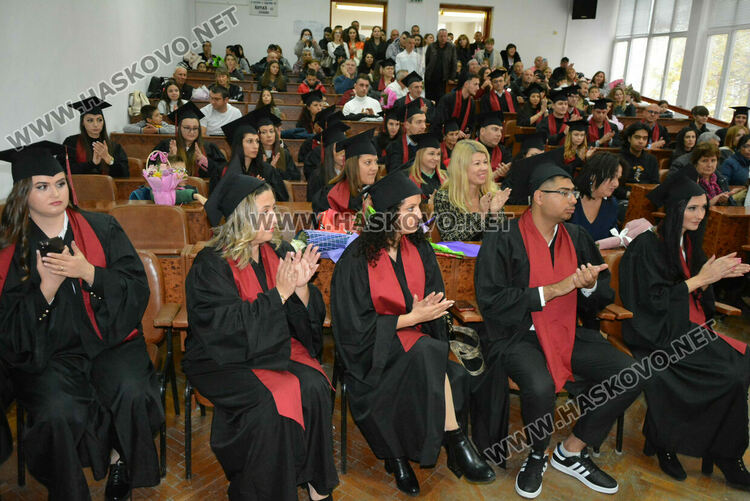  204 магистри и бакалаври се дипломираха в Центъра на УНСС в Хасково