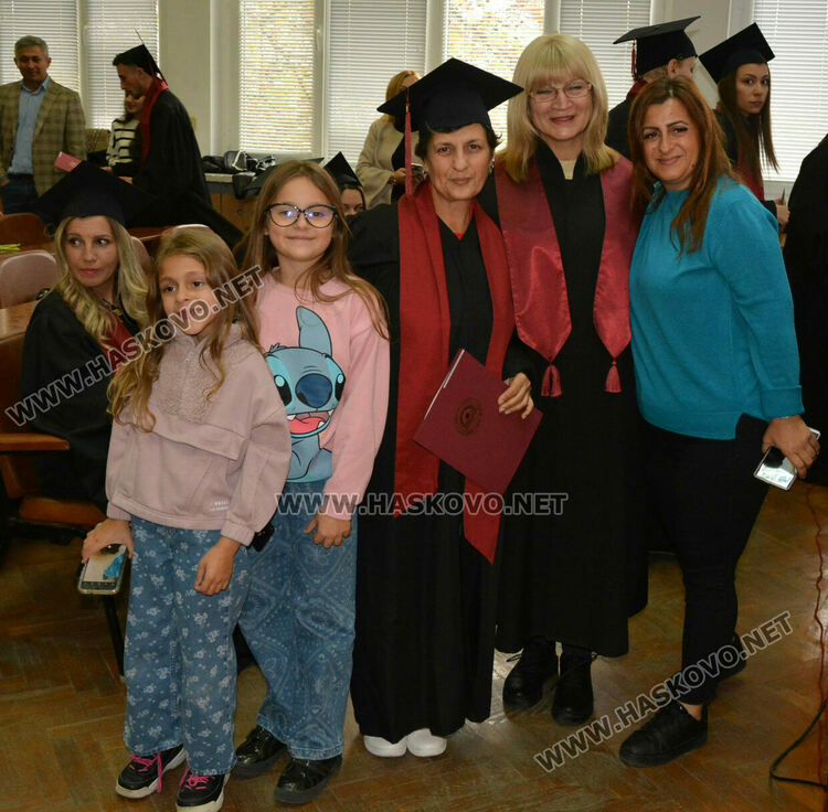  204 магистри и бакалаври се дипломираха в Центъра на УНСС в Хасково