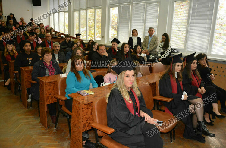  204 магистри и бакалаври се дипломираха в Центъра на УНСС в Хасково
