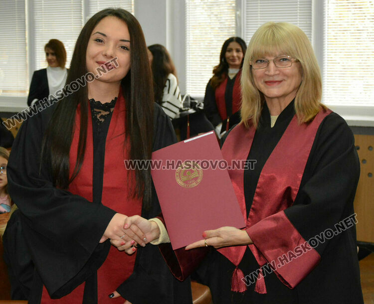  204 магистри и бакалаври се дипломираха в Центъра на УНСС в Хасково