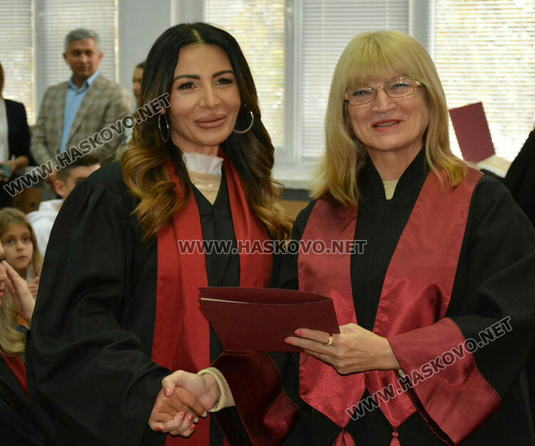  204 магистри и бакалаври се дипломираха в Центъра на УНСС в Хасково