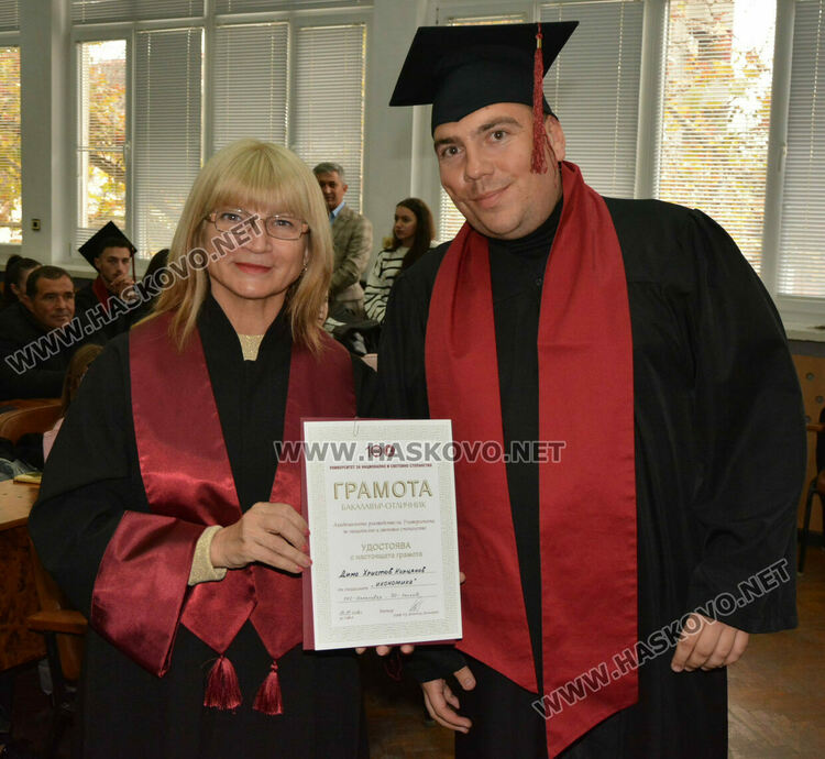  204 магистри и бакалаври се дипломираха в Центъра на УНСС в Хасково