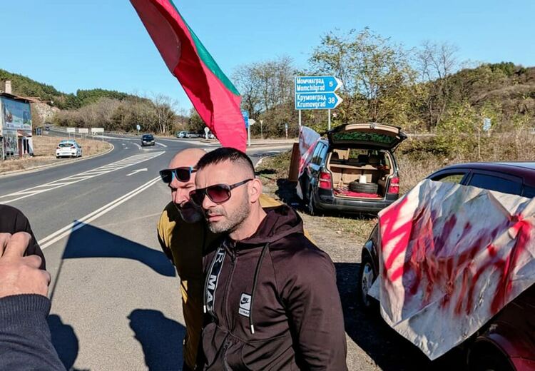 Риболовци   протестираха на спирка „Джебел“, поискаха оставката на шефовете на Дивечовъден участък „Студен кладенец“