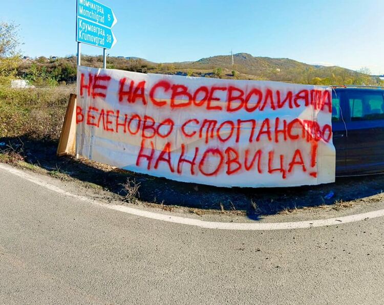 Риболовци   протестираха на спирка „Джебел“, поискаха оставката на шефовете на Дивечовъден участък „Студен кладенец“