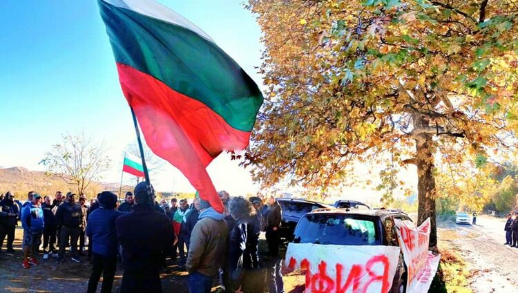 Риболовци   протестираха на спирка „Джебел“, поискаха оставката на шефовете на Дивечовъден участък „Студен кладенец“