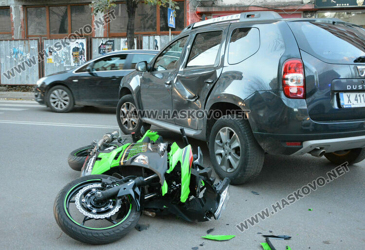 Моторист пострада при катастрофа в час пик