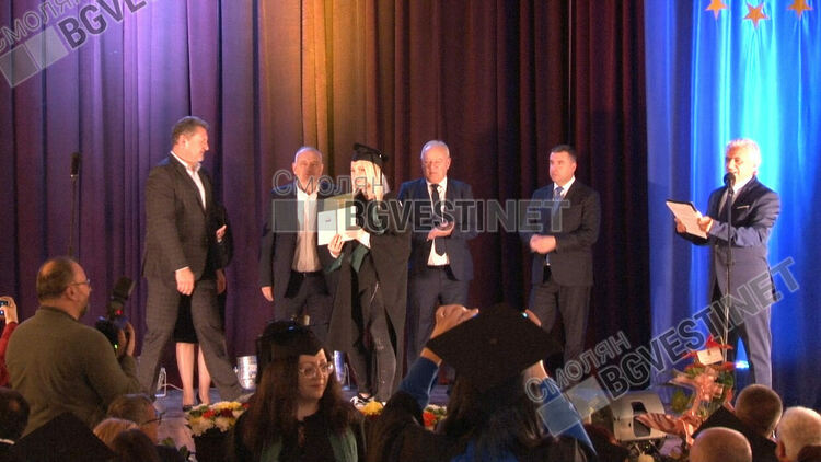 135 абсолвенти от Варненския свободен университет получиха тържествено дипломите си