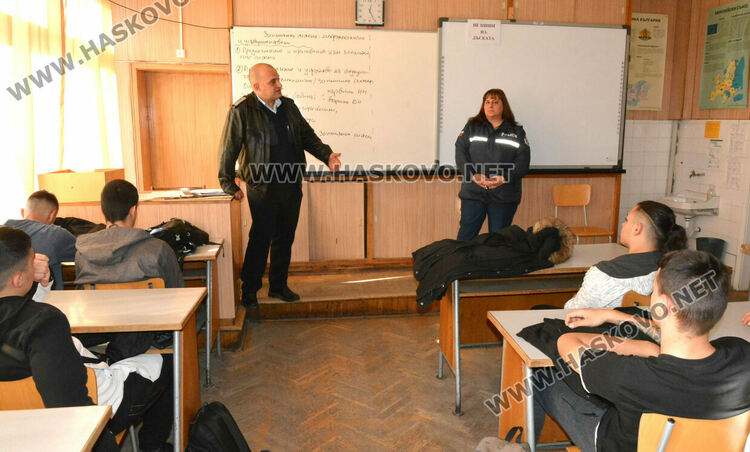 Ученици шофираха кола с алкоочила, слушаха лекция за пътна безопасност
