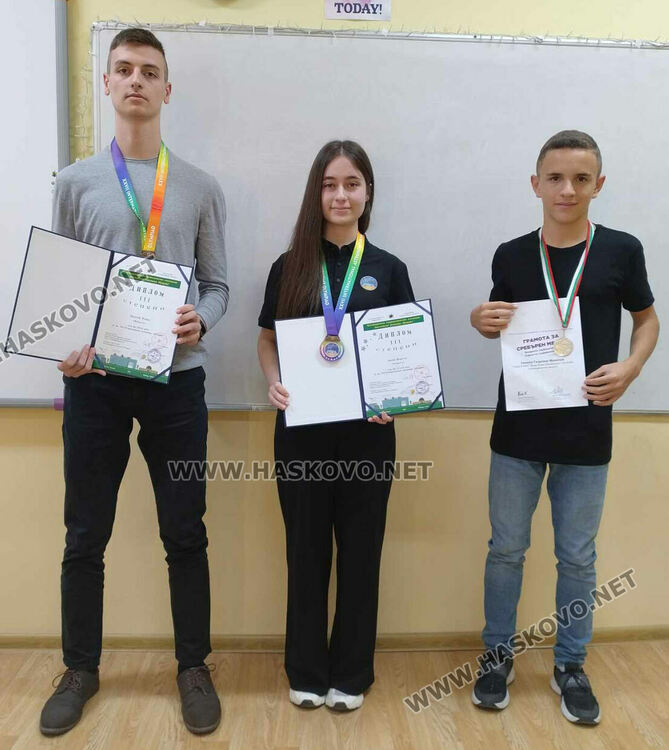 Посрещнаха в ПМГ медалистите от олимпиадата по астрономия и първенство по информатика