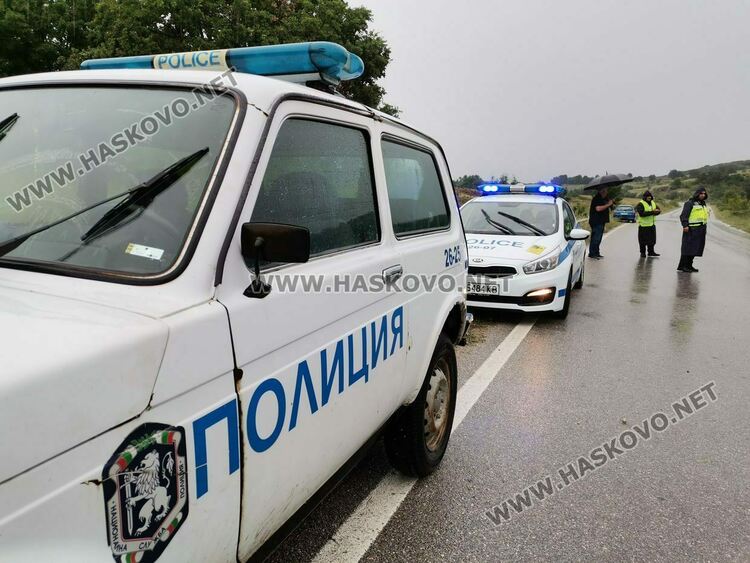 Вятърът обърна товарен автомобил край Минерални бани