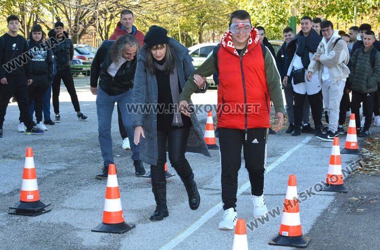 Ученици шофираха кола с алкоочила, слушаха лекция за пътна безопасност