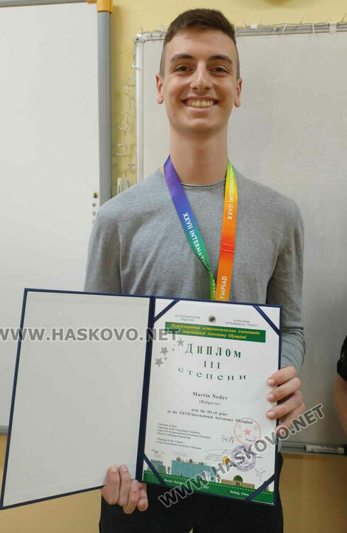 Посрещнаха в ПМГ медалистите от олимпиадата по астрономия и първенство по информатика