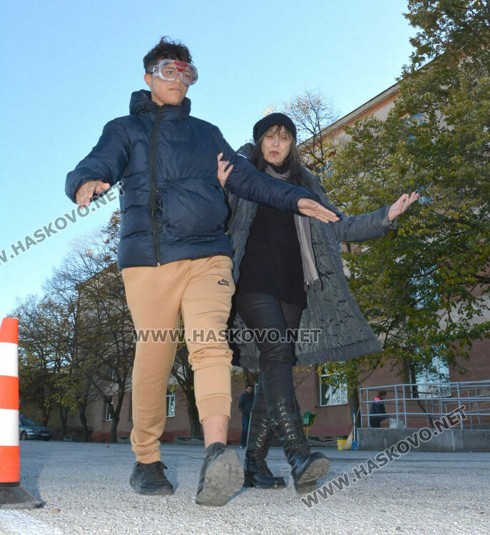 Ученици шофираха кола с алкоочила, слушаха лекция за пътна безопасност